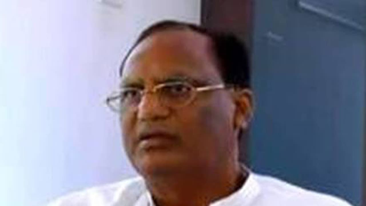 ఇరుక్కు పోయిన గుత్తా... వెనక్కి వెళతాడా ? ఇరుక్కు పోయిన గుత్తా... వెనక్కి వెళతాడా ?