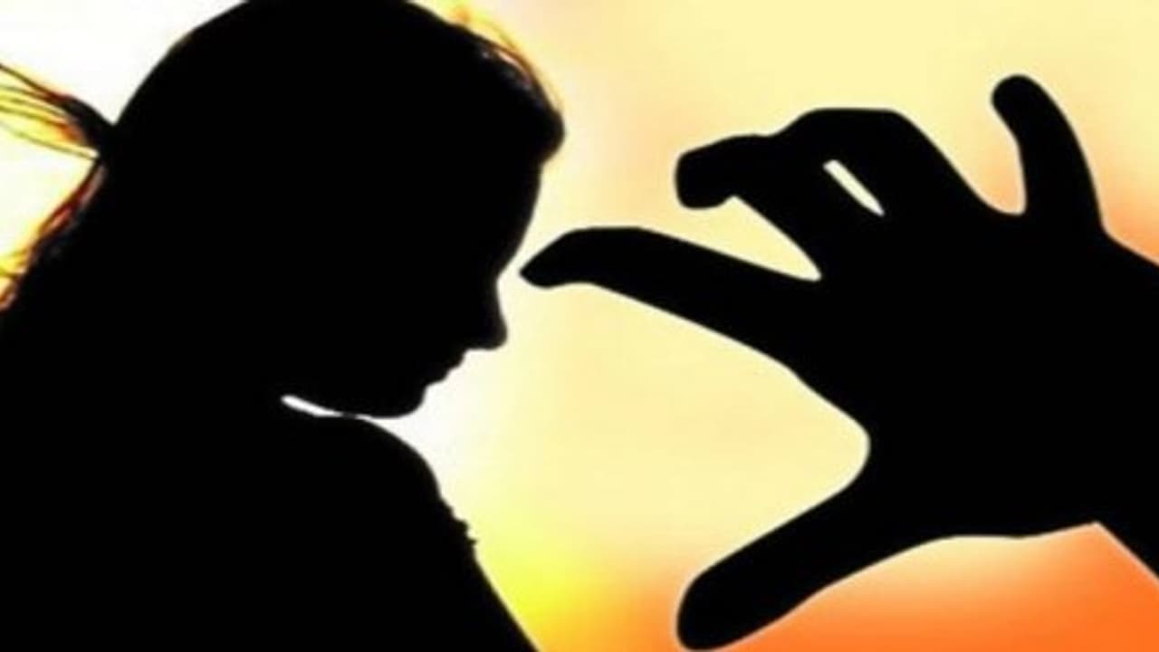 ఆర్టీసీ డ్రైవర్ మరణం.. భార్యకు ఉద్యోగం ఇప్పిస్తానని.. అత్యాచారం చేసిన టీఎంయూ నేత ఆర్టీసీ డ్రైవర్ మరణం.. భార్యకు ఉద్యోగం ఇప్పిస్తానని.. అత్యాచారం చేసిన టీఎంయూ నేత