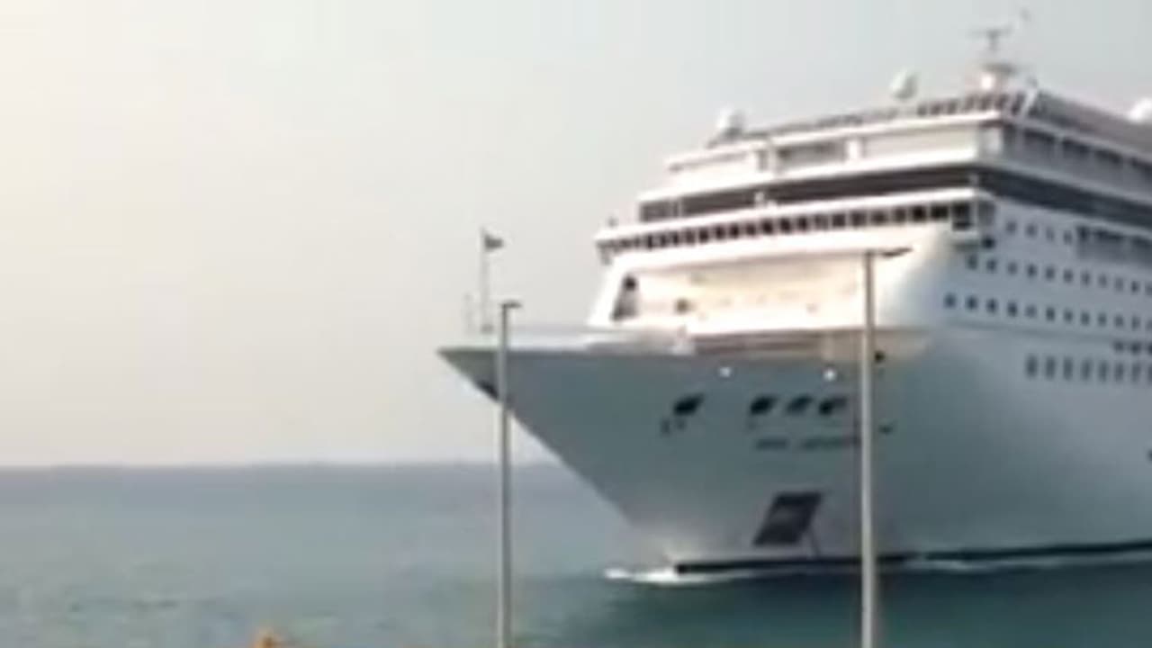 നങ്കൂരമിടാന് ശ്രമിക്കുന്നതിനിടയില് ആഡംബരക്കപ്പല് തുറമുഖത്തേയ്ക്ക് ഇടിച്ചുകയറി >>> വീഡിയോ നങ്കൂരമിടാന് ശ്രമിക്കുന്നതിനിടയില് ആഡംബരക്കപ്പല് തുറമുഖത്തേയ്ക്ക് ഇടിച്ചുകയറി >>> വീഡിയോ