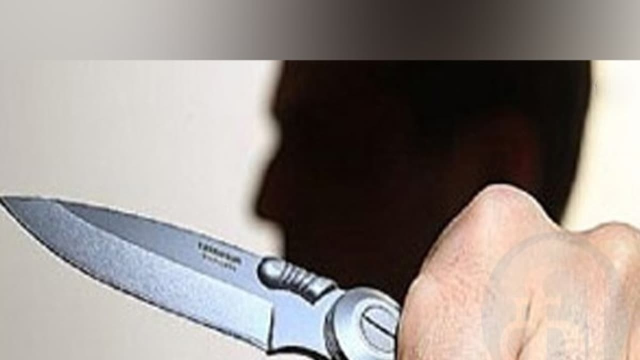 பெண்ணிடம் கத்தியைக் காட்டி மிரட்டிய நிருபர்கள்...! 5 பேருக்கு போலீஸ் வலை...! பெண்ணிடம் கத்தியைக் காட்டி மிரட்டிய நிருபர்கள்...! 5 பேருக்கு போலீஸ் வலை...!