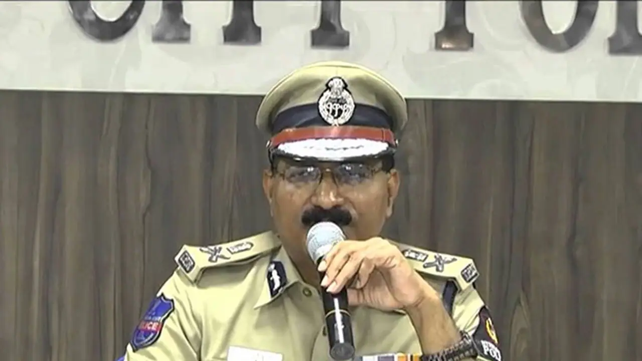 కరోనా దెబ్బ: హైద్రాబాద్లో వాహనదారులకు చుక్కలు, 25 వేల కేసులు కరోనా దెబ్బ: హైద్రాబాద్లో వాహనదారులకు చుక్కలు, 25 వేల కేసులు