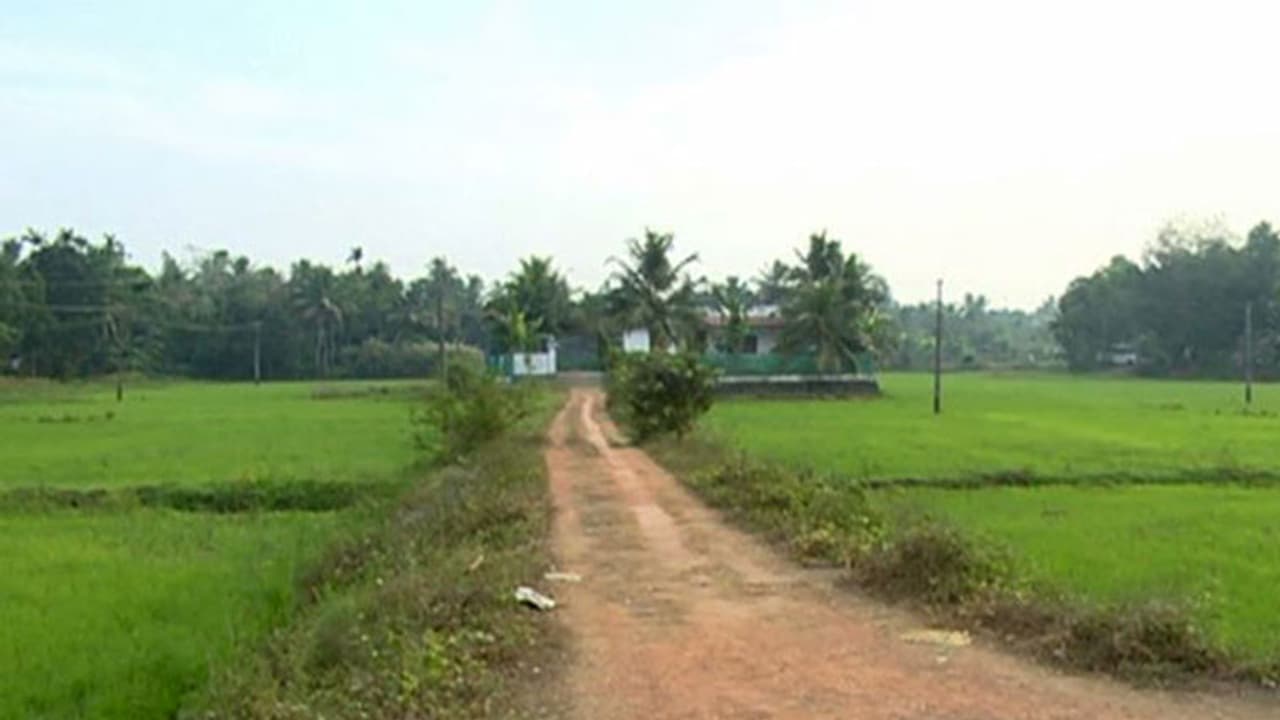 രേഖകള് കൈവശമുണ്ടായിട്ടും വില്ലേജ് ഓഫീസര് ഉള്പ്പെടെ നിരവധി കുടുംബങ്ങള് പുറംപോക്കിലെന്ന് സര്ക്കാര് രേഖകള് കൈവശമുണ്ടായിട്ടും വില്ലേജ് ഓഫീസര് ഉള്പ്പെടെ നിരവധി കുടുംബങ്ങള് പുറംപോക്കിലെന്ന് സര്ക്കാര്