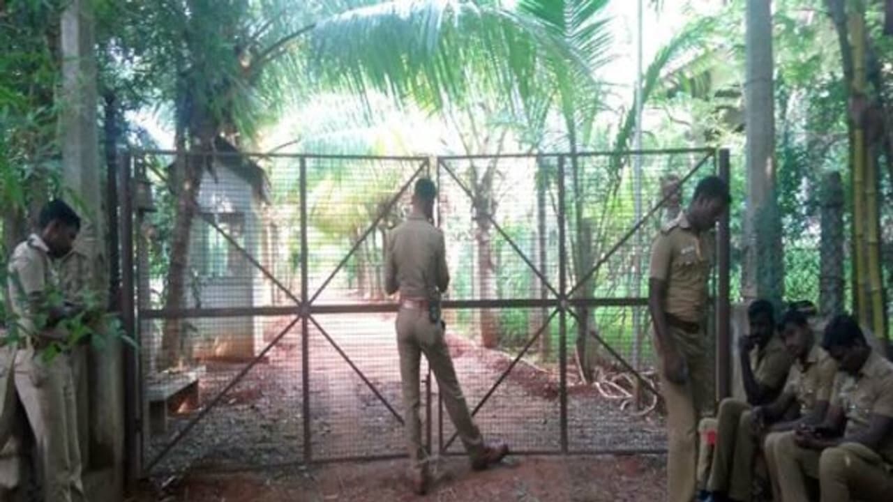 ரெய்டில் சிக்கிய தினகரன் ஆஸ்தான ஜோதிடருக்கு வருமான வரித்துறை சம்மன் ரெய்டில் சிக்கிய தினகரன் ஆஸ்தான ஜோதிடருக்கு வருமான வரித்துறை சம்மன்