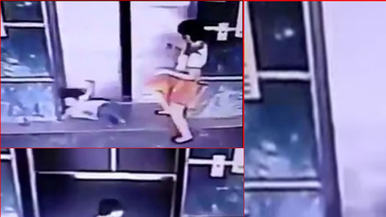 (ವಿಡಿಯೋ)ಮಗುವನ್ನು ಕಾಲಿನಿಂದ ಒದ್ದ ತಾಯಿ, ನಡೆಯಿತು ಪವಾಡ! (ವಿಡಿಯೋ)ಮಗುವನ್ನು ಕಾಲಿನಿಂದ ಒದ್ದ ತಾಯಿ, ನಡೆಯಿತು ಪವಾಡ!