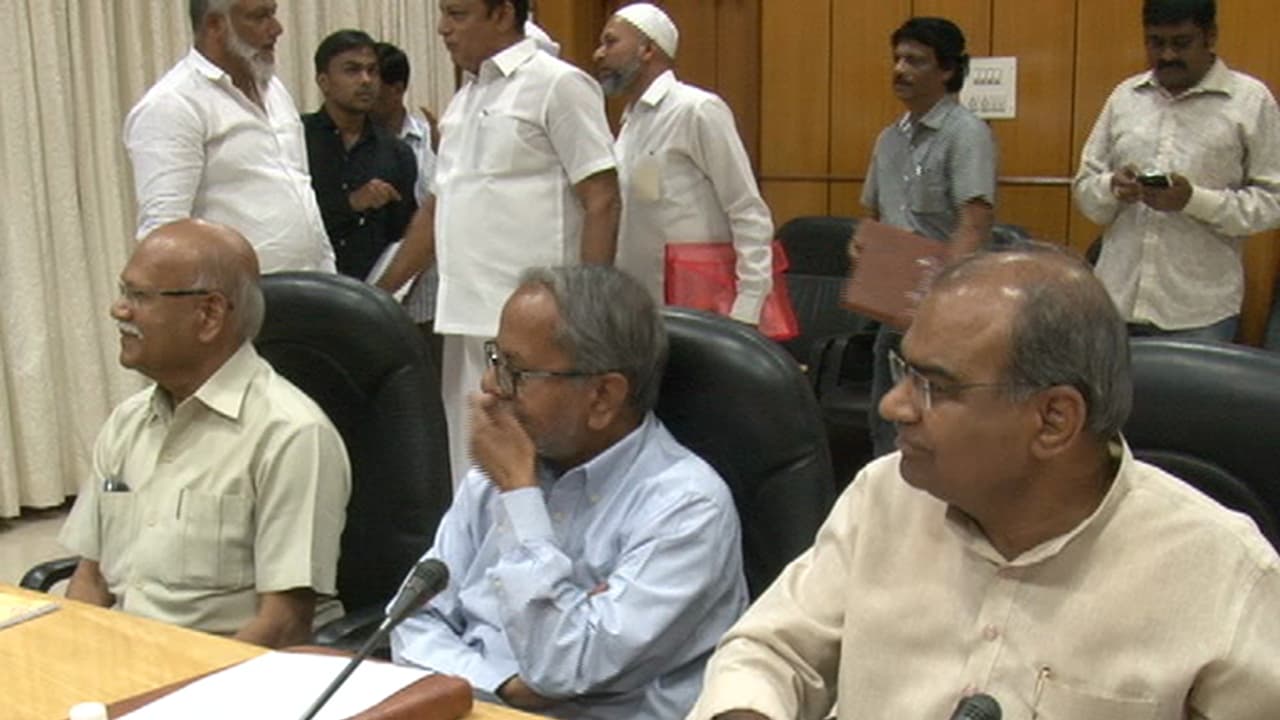 ಜೆಡಿಎಸ್'ನ ರೆಬಲ್ ಶಾಸಕರು ಕಾಂಗ್ರೆಸ್ ತೆಕ್ಕೆಗೆ?: 7 ಮಂದಿ ಕಾಂಗ್ರೆಸ್ ಸೇರಲು ದಿಗ್ವಿಜಯ್ ಸಿಂಗ್ ಒಪ್ಪಿಗೆ ಜೆಡಿಎಸ್'ನ ರೆಬಲ್ ಶಾಸಕರು ಕಾಂಗ್ರೆಸ್ ತೆಕ್ಕೆಗೆ?: 7 ಮಂದಿ ಕಾಂಗ್ರೆಸ್ ಸೇರಲು ದಿಗ್ವಿಜಯ್ ಸಿಂಗ್ ಒಪ್ಪಿಗೆ