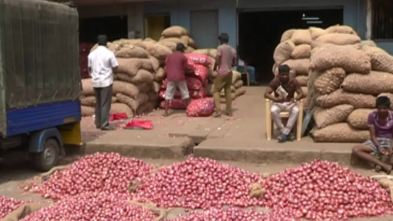 ಈರುಳ್ಳಿ ಬೆಳೆದ ರೈತನ ಕಣ್ಣಲ್ಲಿ ನೀರು!: ಒಂದು ಕೆಜಿ ಈರುಳ್ಳಿಗೆ ಕೇವಲ 1ರೂಪಾಯಿ! ಈರುಳ್ಳಿ ಬೆಳೆದ ರೈತನ ಕಣ್ಣಲ್ಲಿ ನೀರು!: ಒಂದು ಕೆಜಿ ಈರುಳ್ಳಿಗೆ ಕೇವಲ 1ರೂಪಾಯಿ!
