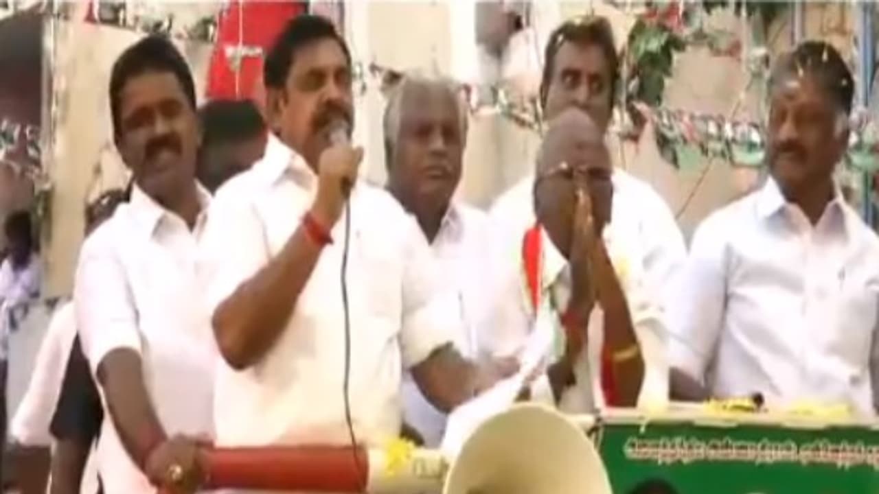 வீடு வேணுமா? உங்க தேவையெல்லாம் நிறைவேறணுமா? எங்களுக்கு ஓட்டு போடுங்க..! ஆர்.கே.நகரில் ஆசையை தூண்டும் ஆட்சியாளர்கள்..! வீடு வேணுமா? உங்க தேவையெல்லாம் நிறைவேறணுமா? எங்களுக்கு ஓட்டு போடுங்க..! ஆர்.கே.நகரில் ஆசையை தூண்டும் ஆட்சியாளர்கள்..!