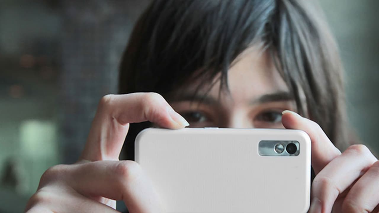 മകളുടെ ഫോട്ടോ എടുക്കുന്നതിനിടെ ആ അമ്മ ക്യാമറയിലൂടെ കണ്ട ഞെട്ടിക്കുന്ന ദൃശ്യം!