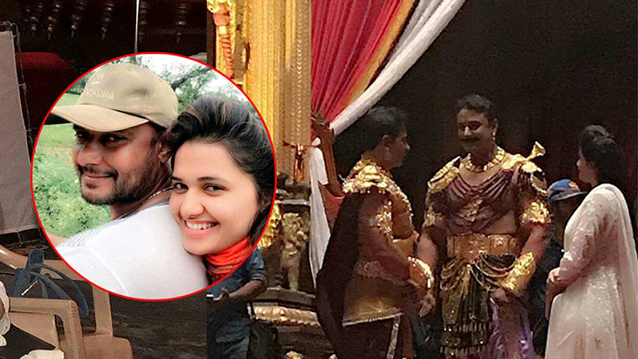 ಕುರುಕ್ಷೇತ್ರ ಶೂಟಿಂಗ್ ಸೆಟ್'ನಲ್ಲಿ ನಟಿ ಪವಿತ್ರ ಗೌಡ ಪ್ರತ್ಯಕ್ಷ! ಇಬ್ಬರ ನಡುವೆ ಸ್ನೇಹ ಇರೋದು ನಿಜಾನಾ? ಕುರುಕ್ಷೇತ್ರ ಶೂಟಿಂಗ್ ಸೆಟ್'ನಲ್ಲಿ ನಟಿ ಪವಿತ್ರ ಗೌಡ ಪ್ರತ್ಯಕ್ಷ! ಇಬ್ಬರ ನಡುವೆ ಸ್ನೇಹ ಇರೋದು ನಿಜಾನಾ?