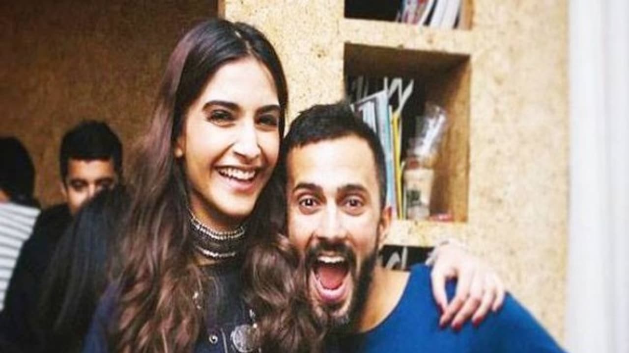 காதலருடன் புகைப்படத்தை வெளியிட்ட தனுஷின் காதலி.... காதலருடன் புகைப்படத்தை வெளியிட்ட தனுஷின் காதலி....