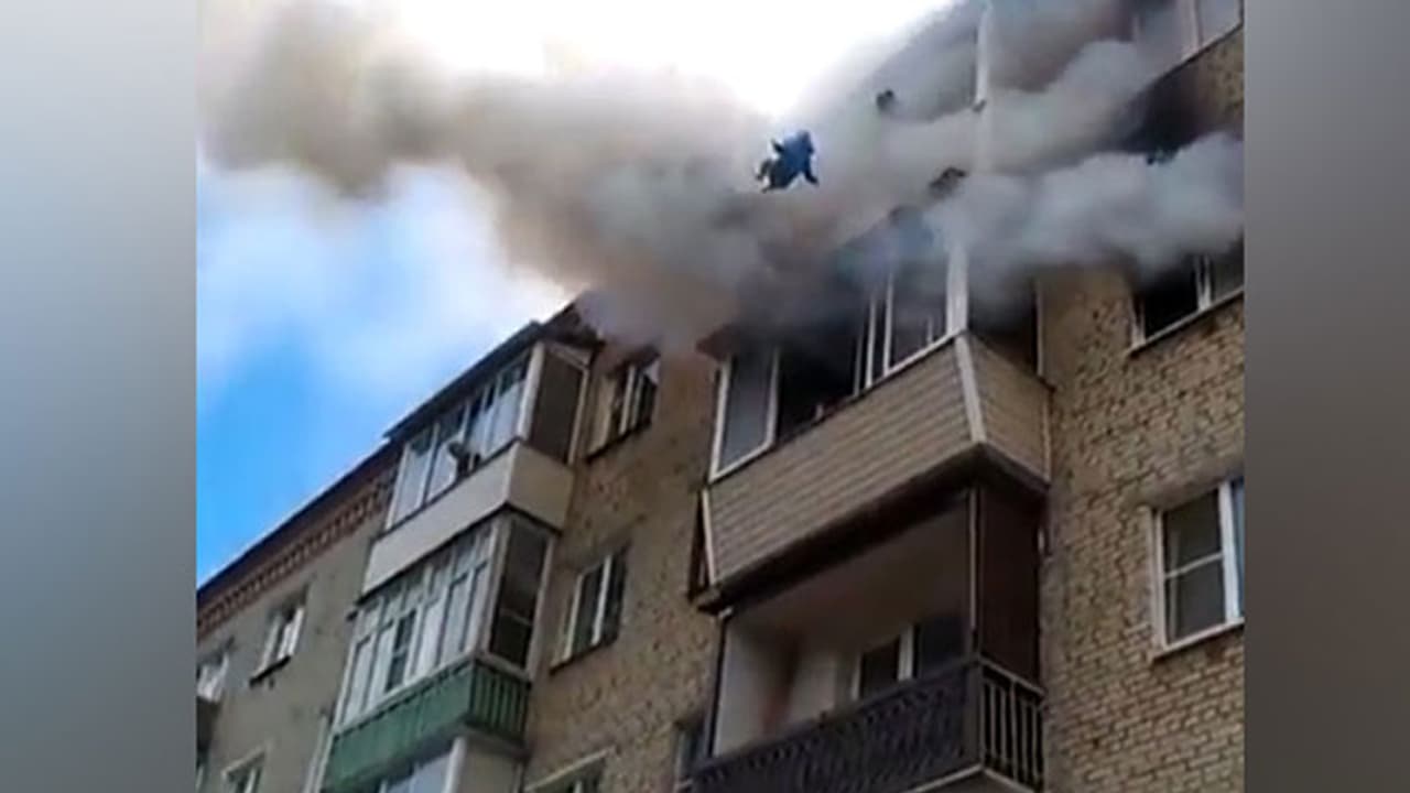 കത്തുന്ന നാലാം നിലയില്‍നിന്ന് പിഞ്ചുകുഞ്ഞുങ്ങള്‍ അടക്കം കുടുംബം താഴേക്കു ചാടുന്ന ഞെട്ടിക്കുന്ന ദൃശ്യങ്ങള്‍