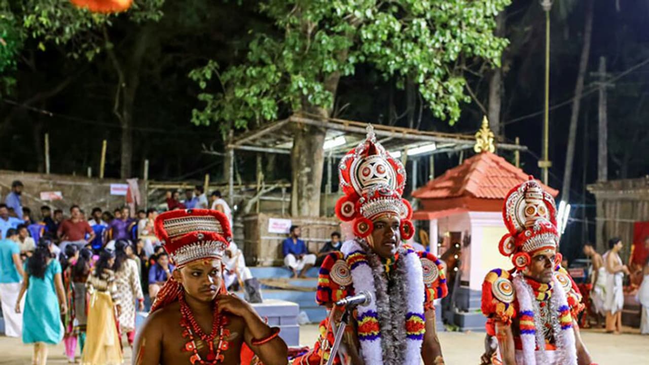 ...ന്റെ പൈതങ്ങളേ... ഗുണം വരണം; പിലിക്കോട് ഗ്രാമത്തില് പെരുംകളിയാട്ടത്തിന് തിരിതെളിഞ്ഞു ...ന്റെ പൈതങ്ങളേ... ഗുണം വരണം; പിലിക്കോട് ഗ്രാമത്തില് പെരുംകളിയാട്ടത്തിന് തിരിതെളിഞ്ഞു
