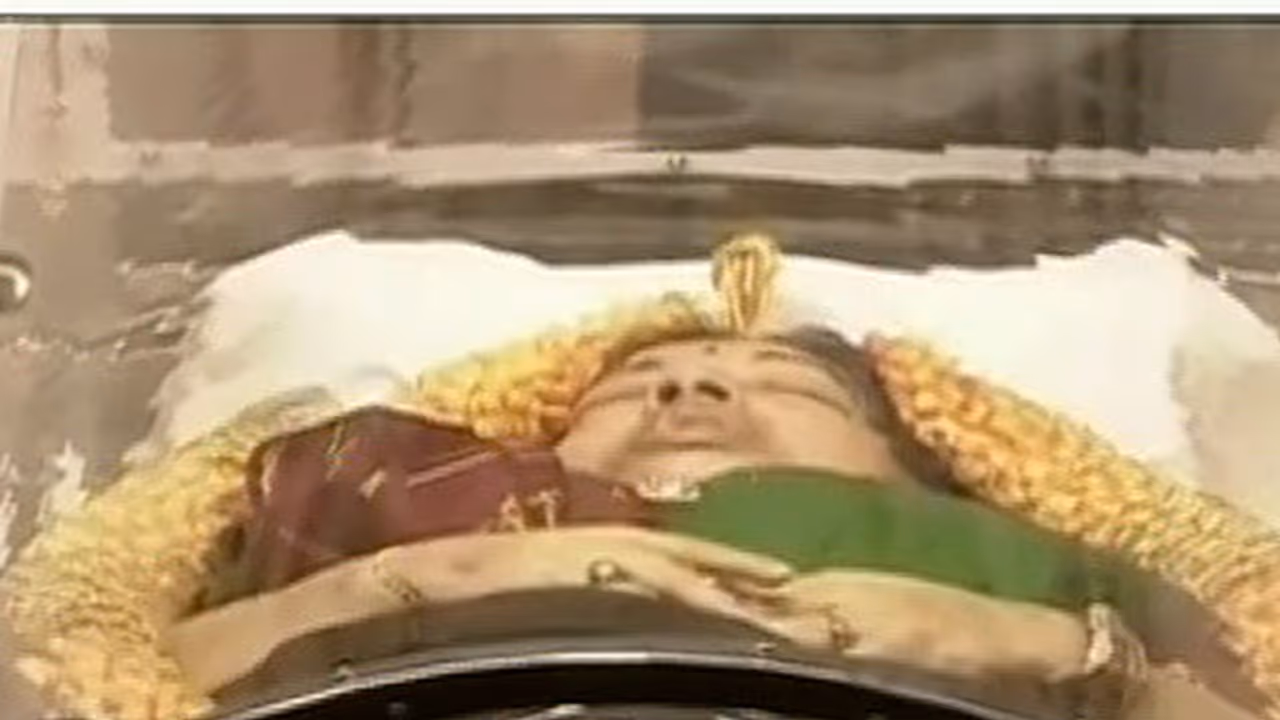 Amma no more: Jayalalithaa’s body taken to Rajaji Hall Amma no more: Jayalalithaa’s body taken to Rajaji Hall