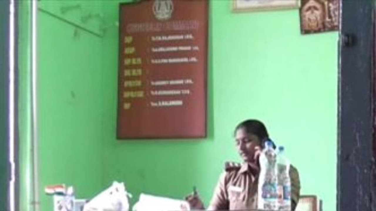 ஓடும் ரயிலிலும் கைவரிசை காட்டிய பலே கொள்ளையர்கள் அலட்சியமாக பதிலளித்த ரயில்வே பெண் ஆய்வாளர்..! ஓடும் ரயிலிலும் கைவரிசை காட்டிய பலே கொள்ளையர்கள் அலட்சியமாக பதிலளித்த ரயில்வே பெண் ஆய்வாளர்..!