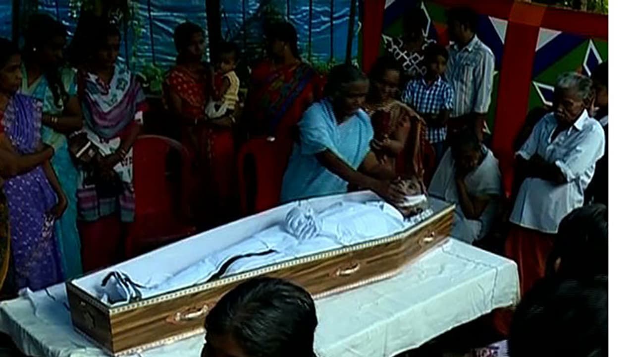 അച്ഛന്റെ മൃതദേഹം വീട്ടില് പൊതുദര്ശനത്തിന് വയ്ക്കാന് പോലുമാകാതെ ഒരു കുടുംബം അച്ഛന്റെ മൃതദേഹം വീട്ടില് പൊതുദര്ശനത്തിന് വയ്ക്കാന് പോലുമാകാതെ ഒരു കുടുംബം