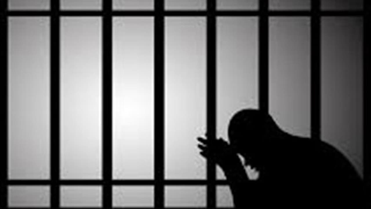 വിവാഹദിനത്തില് കൂട്ടുക്കാര്ക്കൊപ്പം വരന്റെ ഷോ; ആദ്യരാത്രി ജയിലില് വിവാഹദിനത്തില് കൂട്ടുക്കാര്ക്കൊപ്പം വരന്റെ ഷോ; ആദ്യരാത്രി ജയിലില്