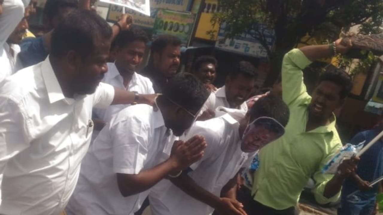 இபிஎஸ், ஓபிஎஸ் முகமூடி அணிந்தவர்களை அடித்து உதைத்து இழுத்துச் சென்று நூதன போராட்டம்... இபிஎஸ், ஓபிஎஸ் முகமூடி அணிந்தவர்களை அடித்து உதைத்து இழுத்துச் சென்று நூதன போராட்டம்...