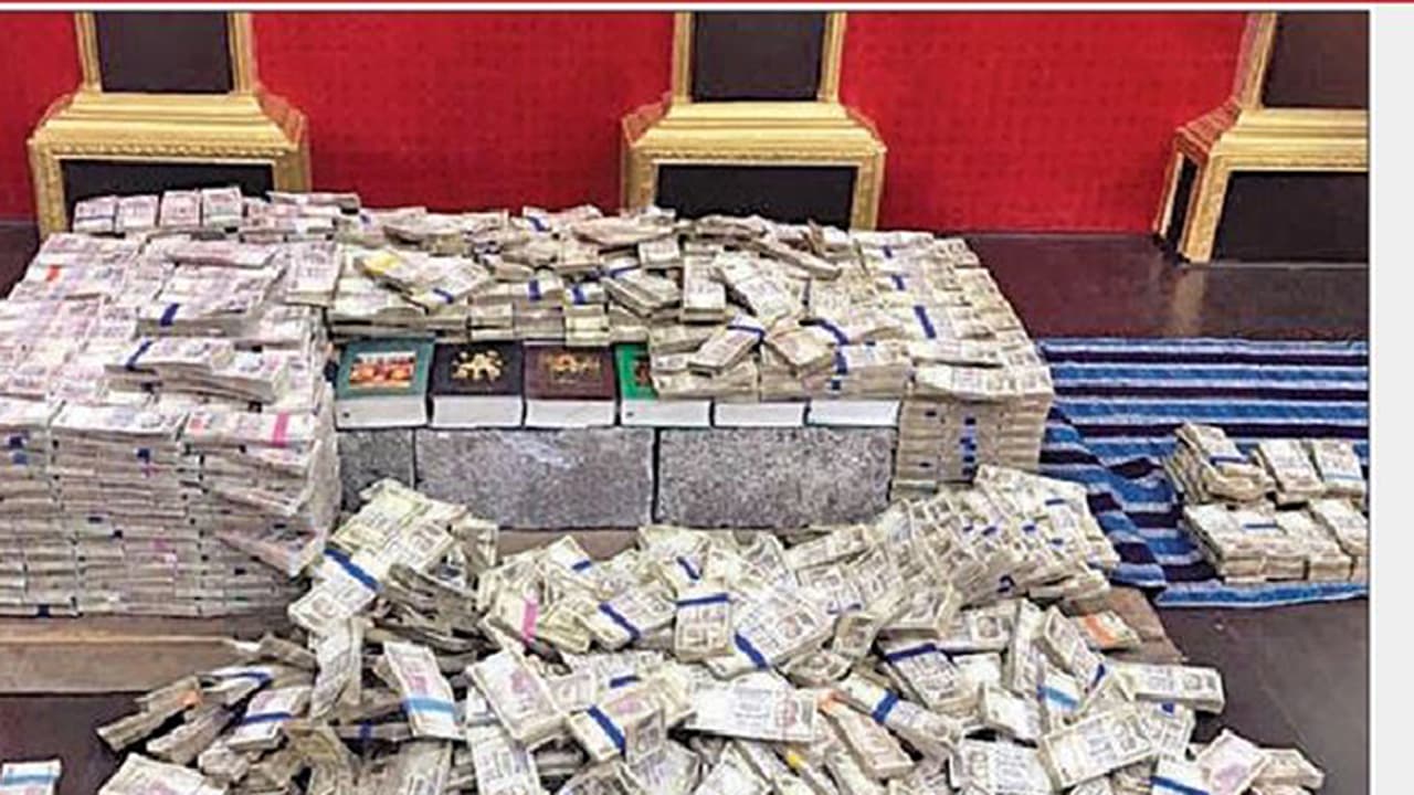 ಮಾಜಿ ರೌಡಿ ಮನೆಯಲ್ಲಿ ಬೆಚ್ಚಿ ಬೀಳಿಸುವಷ್ಟು ನಗದು, ಆಸ್ತಿಪತ್ರ:ಕೇಳಿದ್ರೆ ಶಾಕ್ ಆಗ್ತೀರಾ ಮಾಜಿ ರೌಡಿ ಮನೆಯಲ್ಲಿ ಬೆಚ್ಚಿ ಬೀಳಿಸುವಷ್ಟು ನಗದು, ಆಸ್ತಿಪತ್ರ:ಕೇಳಿದ್ರೆ ಶಾಕ್ ಆಗ್ತೀರಾ