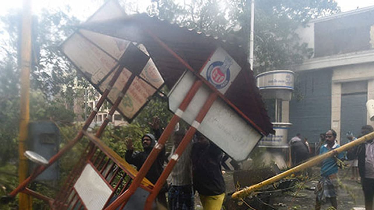 ವಾರ್ಧಾ ಆರ್ಭಟಕ್ಕೆ ತಮಿಳುನಾಡಿನಲ್ಲಿ 6,750 ಕೋಟಿ ಹಾನಿ, 18 ಮಂದಿ ಬಲಿ ವಾರ್ಧಾ ಆರ್ಭಟಕ್ಕೆ ತಮಿಳುನಾಡಿನಲ್ಲಿ 6,750 ಕೋಟಿ ಹಾನಿ, 18 ಮಂದಿ ಬಲಿ