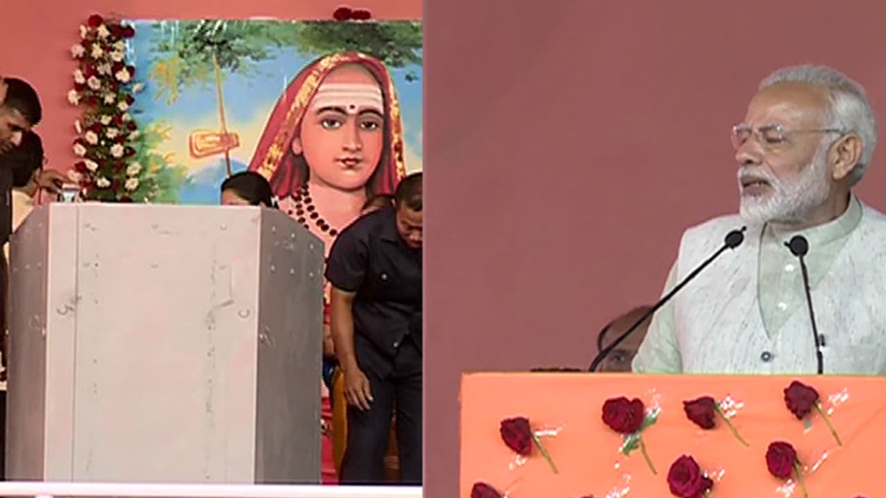 ಮೋದಿ ಹೋದಲೆಲ್ಲಾ ಸಂಚರಿಸುತ್ತೆ 500 ಕೆಜಿಯ ಈ ಸ್ಪೆಷಲ್ ಡಯಾಸ್: ಇದರ ವಿಶೇಷತೆ ಏನು ಗೊತ್ತಾ? ಮೋದಿ ಹೋದಲೆಲ್ಲಾ ಸಂಚರಿಸುತ್ತೆ 500 ಕೆಜಿಯ ಈ ಸ್ಪೆಷಲ್ ಡಯಾಸ್: ಇದರ ವಿಶೇಷತೆ ಏನು ಗೊತ್ತಾ?