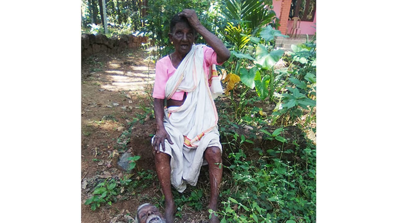 എണ്പത്തഞ്ചിന്റെ അവശതയിലും മൂന്നു കിലോമീറ്ററോളം അവര് നടക്കുന്നു; റേഷന് വാങ്ങാനായി എണ്പത്തഞ്ചിന്റെ അവശതയിലും മൂന്നു കിലോമീറ്ററോളം അവര് നടക്കുന്നു; റേഷന് വാങ്ങാനായി