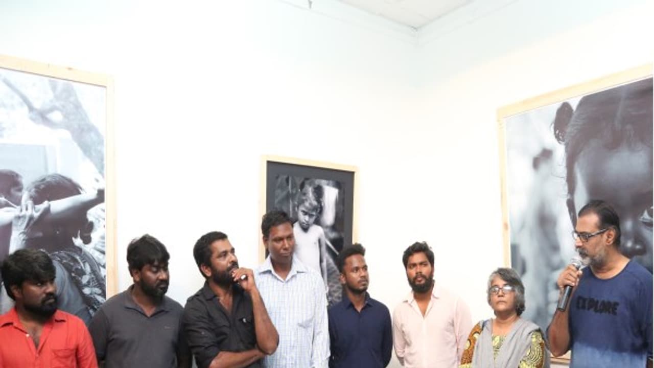 சாதிக் கொடுமை... மலம் அள்ளும் தொழிலாளர்... மனவலியை வெளிப்படுத்தும் புகைப்பட கண்காட்சியை துவக்கி வைத்த பா. ரஞ்சித்...! சாதிக் கொடுமை... மலம் அள்ளும் தொழிலாளர்... மனவலியை வெளிப்படுத்தும் புகைப்பட கண்காட்சியை துவக்கி வைத்த பா. ரஞ்சித்...!