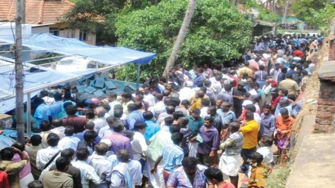 5 மணிநேரம் வரிசையில் நின்றாலும் சரக்கு வாங்கியே தீருவோம் கேரளா குடிமகன்கள் ஆவேசம் 5 மணிநேரம் வரிசையில் நின்றாலும் சரக்கு வாங்கியே தீருவோம் கேரளா குடிமகன்கள் ஆவேசம்