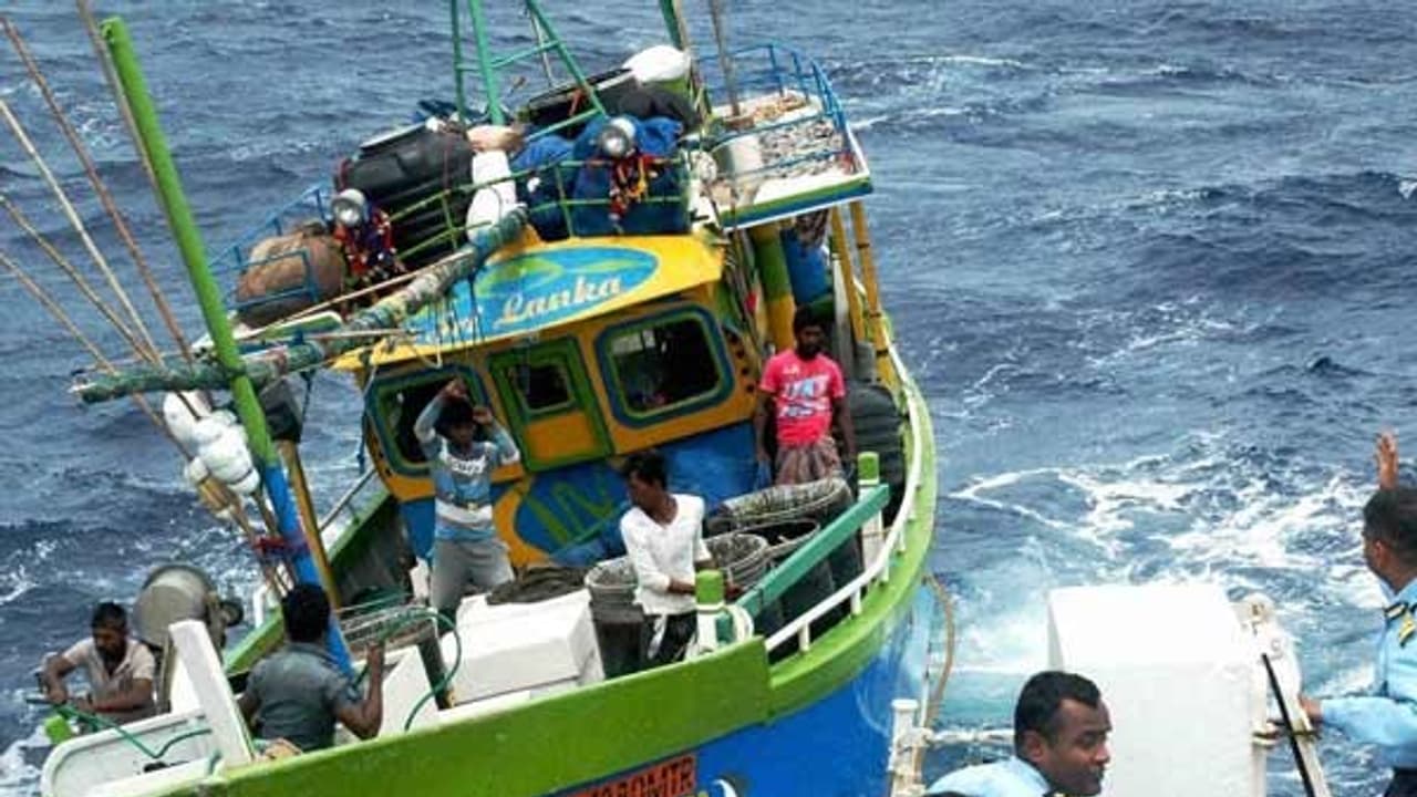 எத்தன தடவ என்னதான் பேச்சுவார்த்தை நடத்தினாலும் பயனில்லை..! தமிழக மீனவர்கள் 5 பேரை மீண்டும் சிறைபிடித்தது இலங்கை கடற்படை..! எத்தன தடவ என்னதான் பேச்சுவார்த்தை நடத்தினாலும் பயனில்லை..! தமிழக மீனவர்கள் 5 பேரை மீண்டும் சிறைபிடித்தது இலங்கை கடற்படை..!