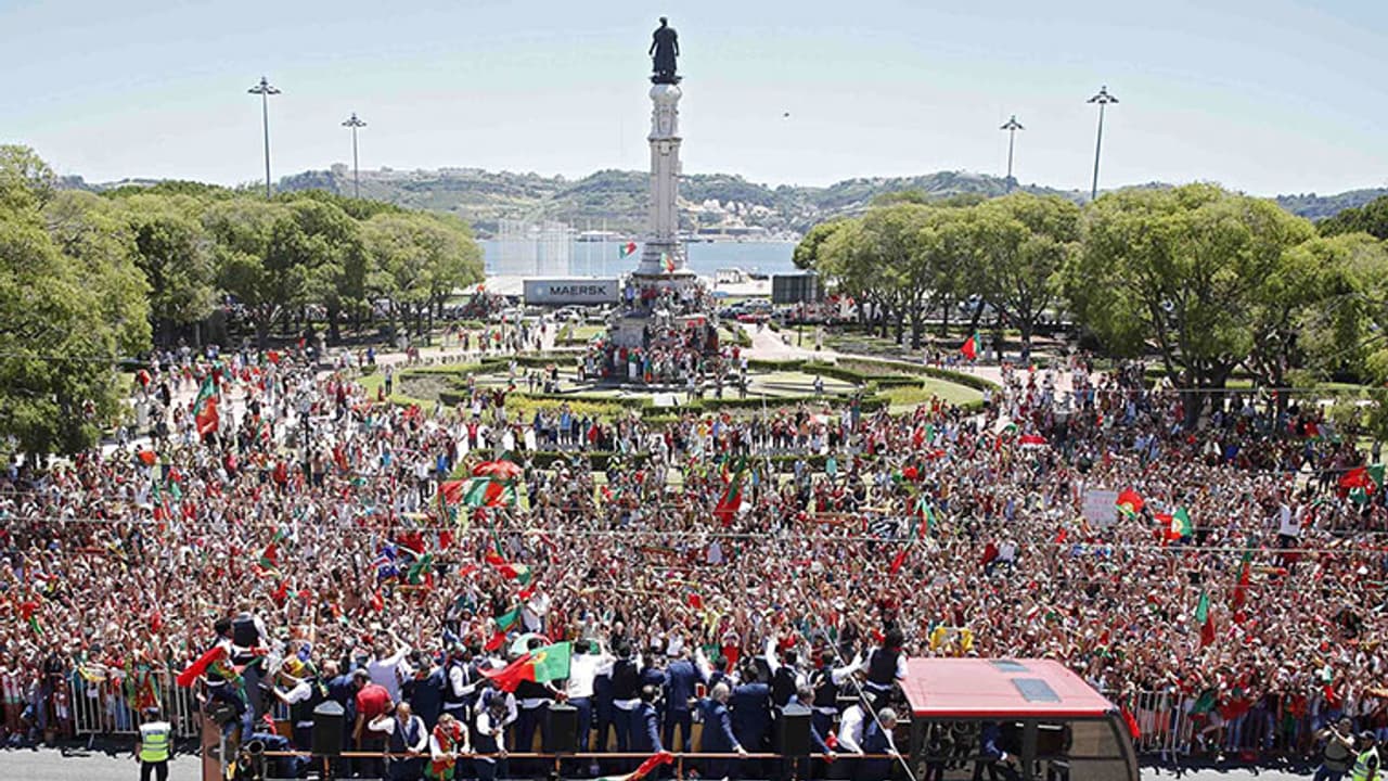 പോര്ച്ചുഗല് താരങ്ങള്ക്ക് ജന്മനാട്ടില് ആവേശോജ്വല സ്വീകരണം പോര്ച്ചുഗല് താരങ്ങള്ക്ക് ജന്മനാട്ടില് ആവേശോജ്വല സ്വീകരണം