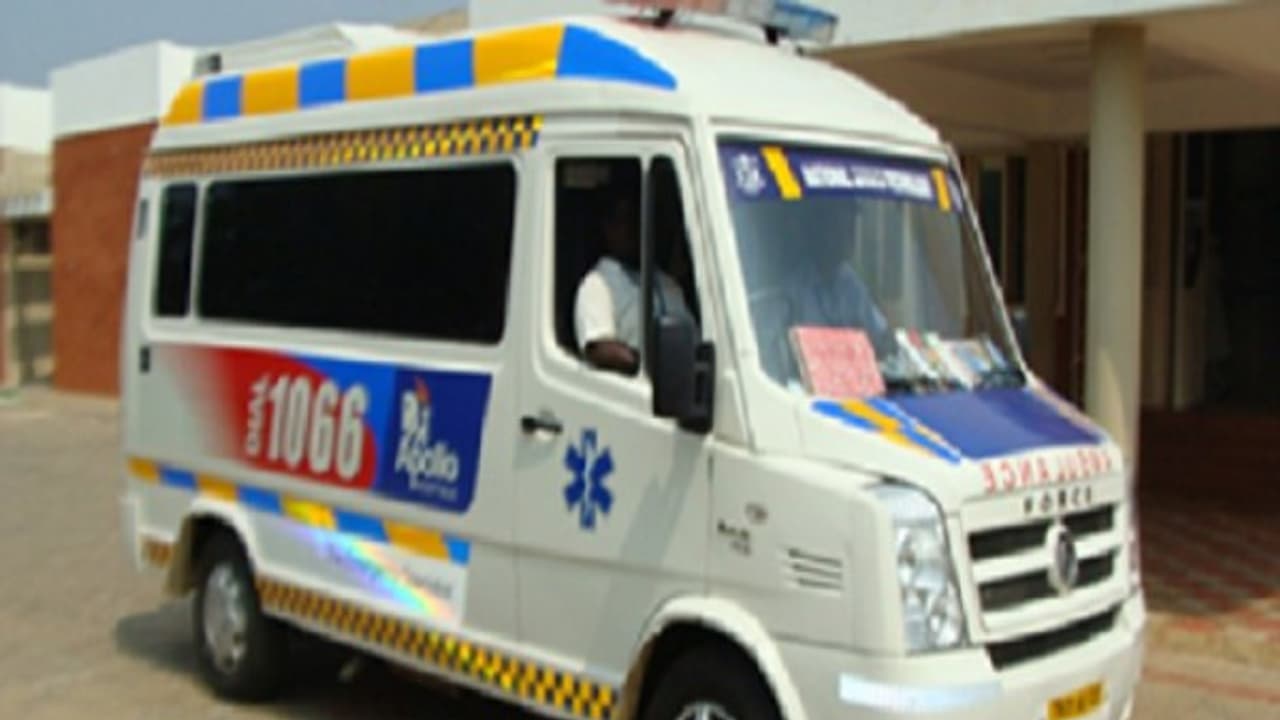 ஆடி காருக்கு பதில் ஆம்புலன்சில் வந்த கணவன்...! பதறிய மனைவி...! புகார் கூறிய பிரபல மருத்துவமனை! ஆடி காருக்கு பதில் ஆம்புலன்சில் வந்த கணவன்...! பதறிய மனைவி...! புகார் கூறிய பிரபல மருத்துவமனை!