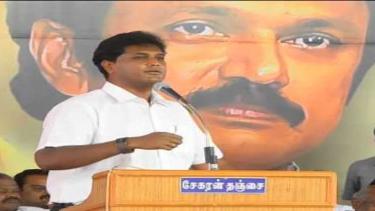 "போயஸ் தோட்டமும் பறிபோவதால் பிதற்றுகிறார் டிடிவி" "டி.ஆர்.பாலு மகன் விளாசல்" "போயஸ் தோட்டமும் பறிபோவதால் பிதற்றுகிறார் டிடிவி" "டி.ஆர்.பாலு மகன் விளாசல்"