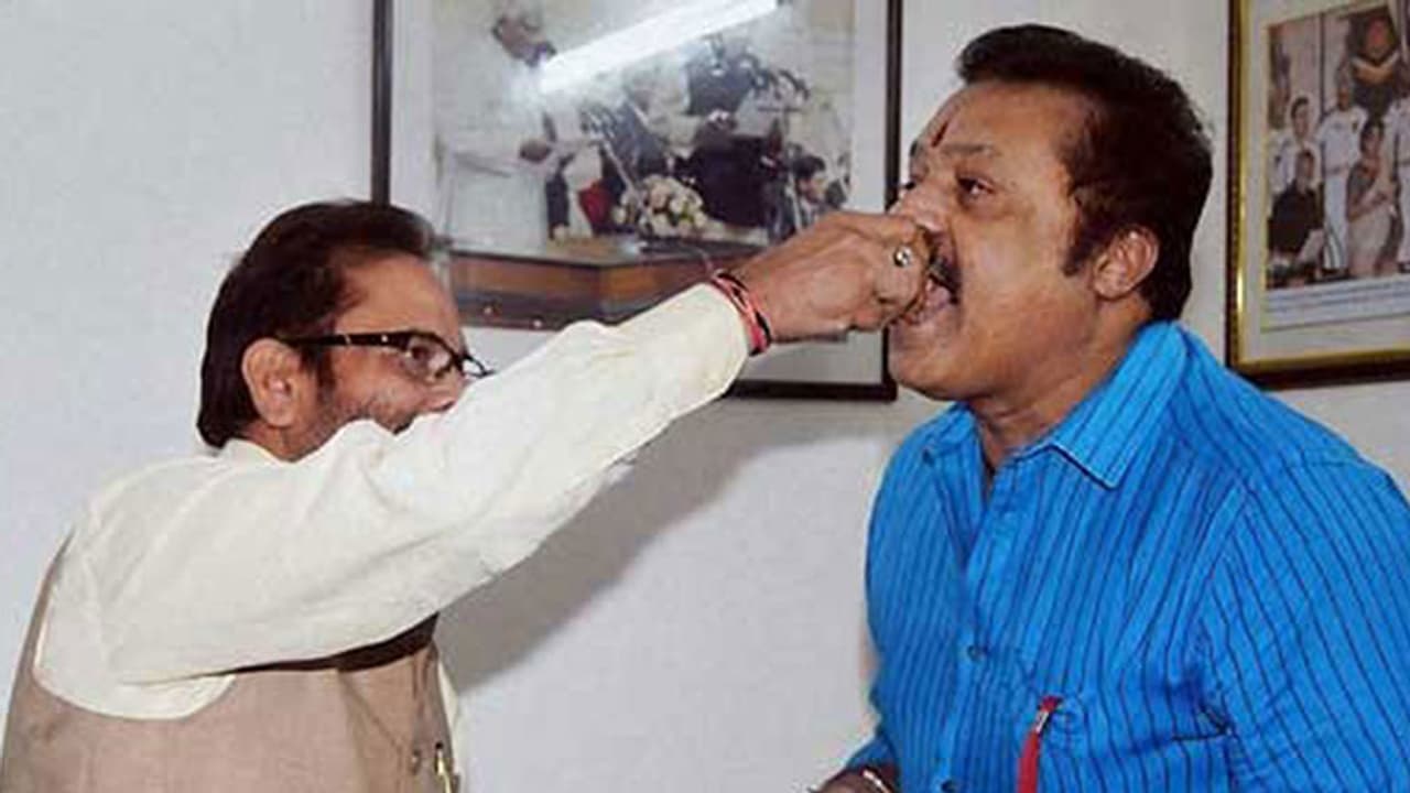 സുരേഷ് ഗോപി ഔദ്യോഗികമായി ബി.ജെ.പി അംഗത്വമെടുത്തു സുരേഷ് ഗോപി ഔദ്യോഗികമായി ബി.ജെ.പി അംഗത്വമെടുത്തു