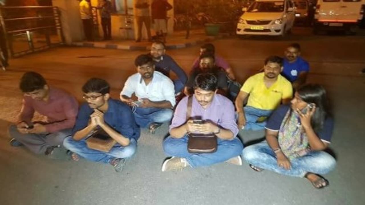 தமிழக செய்தியாளர்களை டெல்லியில் புறக்கணித்த முதலமைச்சர்..! செய்தி சேகரிக்க அனுமதி மறுக்கப்பட்டதற்கு எதிர்ப்பு! தமிழக செய்தியாளர்களை டெல்லியில் புறக்கணித்த முதலமைச்சர்..! செய்தி சேகரிக்க அனுமதி மறுக்கப்பட்டதற்கு எதிர்ப்பு!