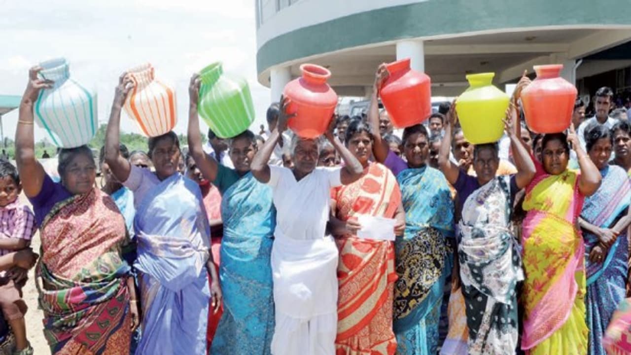 தண்ணீர் கேட்டு தலையில் வெற்றுக் குடங்களைச் சுமந்துகொண்டு மக்கள் ஆட்சியரிடம் மனு… தண்ணீர் கேட்டு தலையில் வெற்றுக் குடங்களைச் சுமந்துகொண்டு மக்கள் ஆட்சியரிடம் மனு…