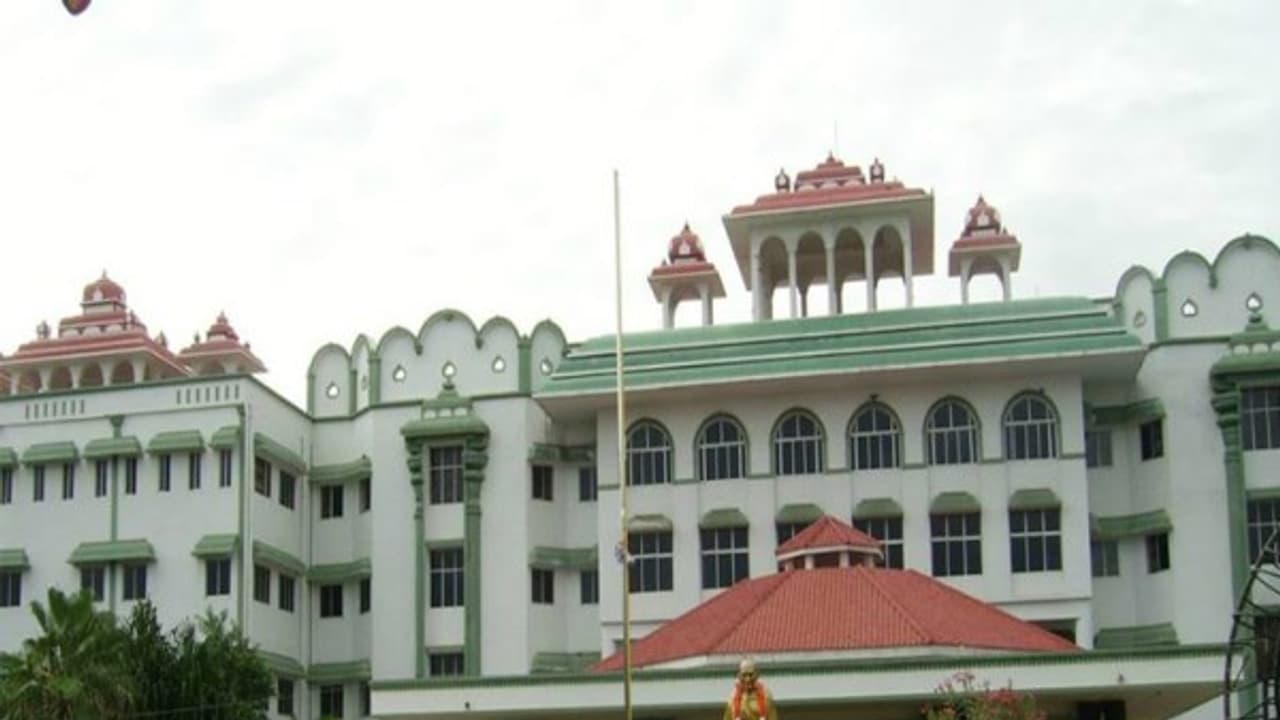 சட்டவிரோதமாக நடந்த தமிழக முதலமைச்சர் மீது நடவடிக்கை எடுக்க கோரி நீதிமன்றத்தில் மனு… சட்டவிரோதமாக நடந்த தமிழக முதலமைச்சர் மீது நடவடிக்கை எடுக்க கோரி நீதிமன்றத்தில் மனு…