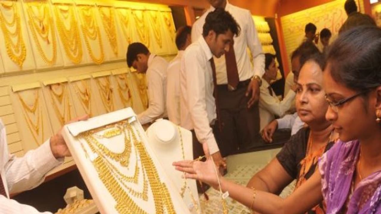 സ്വർണവും വെള്ളിയും 10 മിനിറ്റിനുള്ളിൽ വീട്ടിലെത്തും; ധൻതേരാസ് ഓഫറുമായി സ്വിഗ്ഗിയും സൊമാറ്റോയും സ്വർണവും വെള്ളിയും 10 മിനിറ്റിനുള്ളിൽ വീട്ടിലെത്തും; ധൻതേരാസ് ഓഫറുമായി സ്വിഗ്ഗിയും സൊമാറ്റോയും