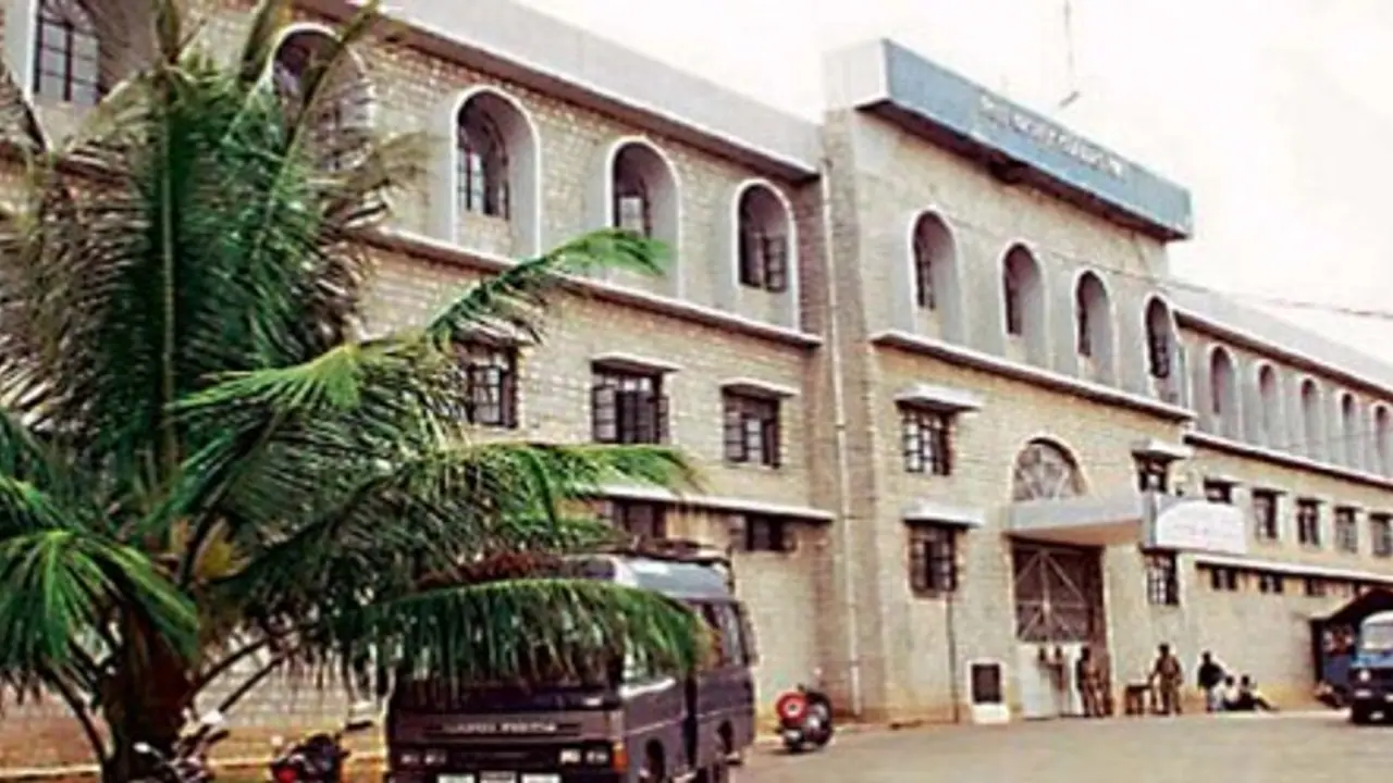 ಪೆರೋಲ್ ಮೇಲೆ ಹೋದವರು ನಾಪತ್ತೆ: ಕಾರಗೃಹ ಇಲಾಖೆಗೆ ತಲೆನೋವಾಗಿರುವ ಎಸ್ಕೇಪ್ ಕಹಾನಿ ಪೆರೋಲ್ ಮೇಲೆ ಹೋದವರು ನಾಪತ್ತೆ: ಕಾರಗೃಹ ಇಲಾಖೆಗೆ ತಲೆನೋವಾಗಿರುವ ಎಸ್ಕೇಪ್ ಕಹಾನಿ