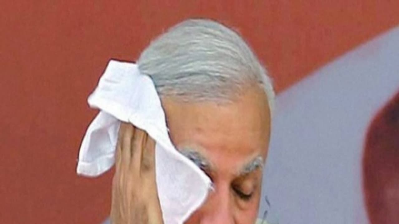 இப்படியே போனா.. மோடி தலையில துண்டை போட்டுகிட்டு போக வேண்டியதுதான்!! இப்படியே போனா.. மோடி தலையில துண்டை போட்டுகிட்டு போக வேண்டியதுதான்!!