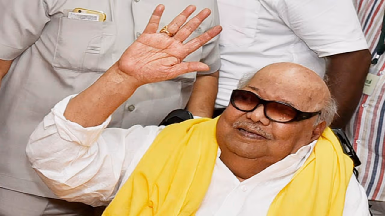 மீண்டும் "நாற்காலியில் அமர்ந்தார் கலைஞர்"...! தொண்டர்கள் உற்சாகம்..! மீண்டும் "நாற்காலியில் அமர்ந்தார் கலைஞர்"...! தொண்டர்கள் உற்சாகம்..!