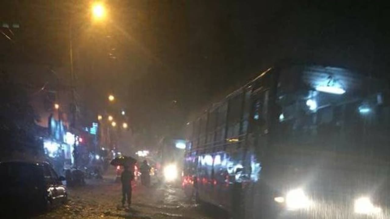 எத்திராஜ் கல்லூரி விடுதிக்குள் வெள்ளம்... மாணவிகள் சிக்கி தவிப்பு! சாந்தோம் நெடுஞ்சாலையில் பயணிகள் காத்திருப்பு! எத்திராஜ் கல்லூரி விடுதிக்குள் வெள்ளம்... மாணவிகள் சிக்கி தவிப்பு! சாந்தோம் நெடுஞ்சாலையில் பயணிகள் காத்திருப்பு!