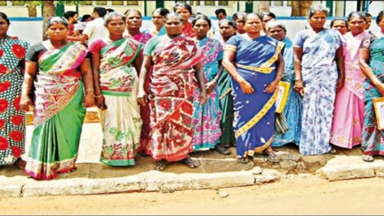 கழிப்பறை கட்ட அரசு வழங்கும் நிதியைவிட கூடுதல் செலவாவதால் 100 நாள் வேலைத் திட்டத்தில் கைவத்த அதிகாரிகள்… கழிப்பறை கட்ட அரசு வழங்கும் நிதியைவிட கூடுதல் செலவாவதால் 100 நாள் வேலைத் திட்டத்தில் கைவத்த அதிகாரிகள்…