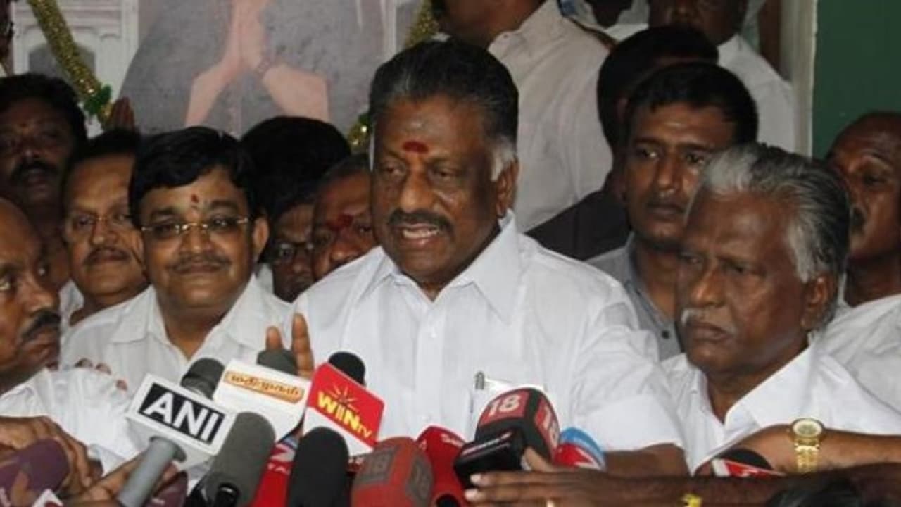 "எங்களது நிலைப்பாடு ஜெ.மரண மர்மங்களை வெளியே கொண்டு வருவது மட்டுமே" ஒரே பிடியாய் பிடிக்கும் ஓபிஎஸ் "எங்களது நிலைப்பாடு ஜெ.மரண மர்மங்களை வெளியே கொண்டு வருவது மட்டுமே" ஒரே பிடியாய் பிடிக்கும் ஓபிஎஸ்