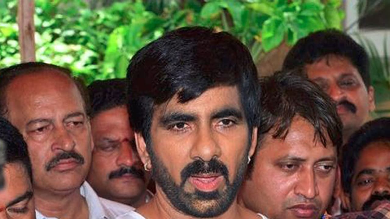 ತೆಲುಗು ಚಿತ್ರರಂಗದಲ್ಲಿ ಸಂಚಲನ ಸೃಷ್ಟಿಸಿದೆ ಡ್ರಗ್ಸ್ ಕೇಸ್: ನಟ ರವಿತೇಜಾ ಸೇರಿ 15 ಮಂದಿಗೆ ನೋಟಿಸ್ ತೆಲುಗು ಚಿತ್ರರಂಗದಲ್ಲಿ ಸಂಚಲನ ಸೃಷ್ಟಿಸಿದೆ ಡ್ರಗ್ಸ್ ಕೇಸ್: ನಟ ರವಿತೇಜಾ ಸೇರಿ 15 ಮಂದಿಗೆ ನೋಟಿಸ್