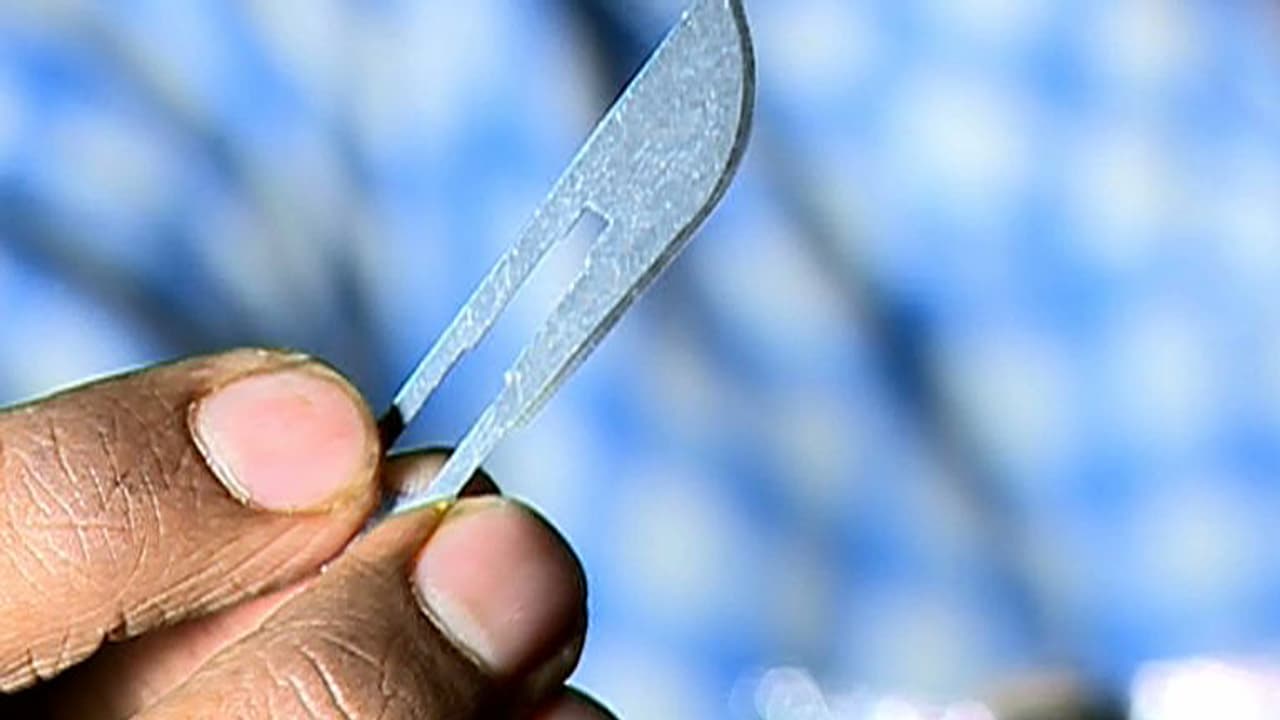 സർജിക്കൽ ബ്ലേഡ് വിഴുങ്ങി; അവസാനം വരെ പിടിച്ചുനിന്നു; പൊലീസിനെ വട്ടംചുറ്റിച്ച് കള്ളൻ സർജിക്കൽ ബ്ലേഡ് വിഴുങ്ങി; അവസാനം വരെ പിടിച്ചുനിന്നു; പൊലീസിനെ വട്ടംചുറ്റിച്ച് കള്ളൻ