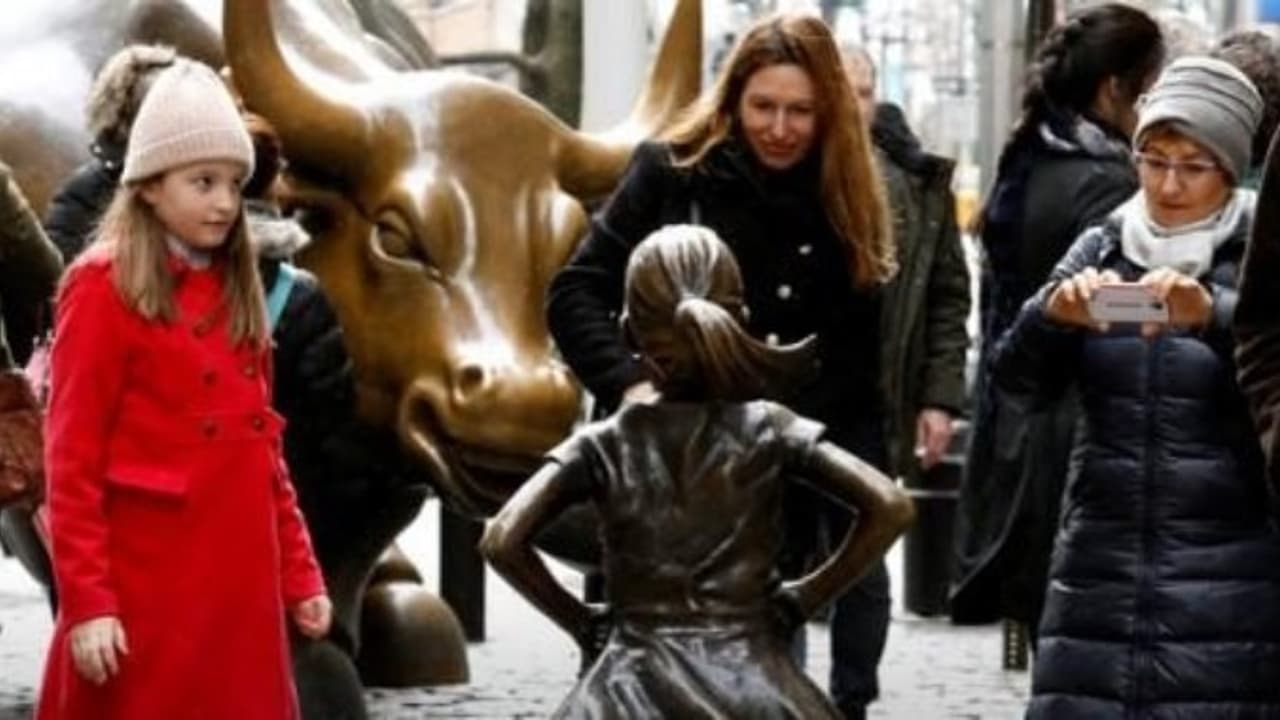 "காளை முக்கியமா? சிறுமி முக்கியமா?" கொதித்தெழுந்த சிலை சிற்பி "காளை முக்கியமா? சிறுமி முக்கியமா?" கொதித்தெழுந்த சிலை சிற்பி