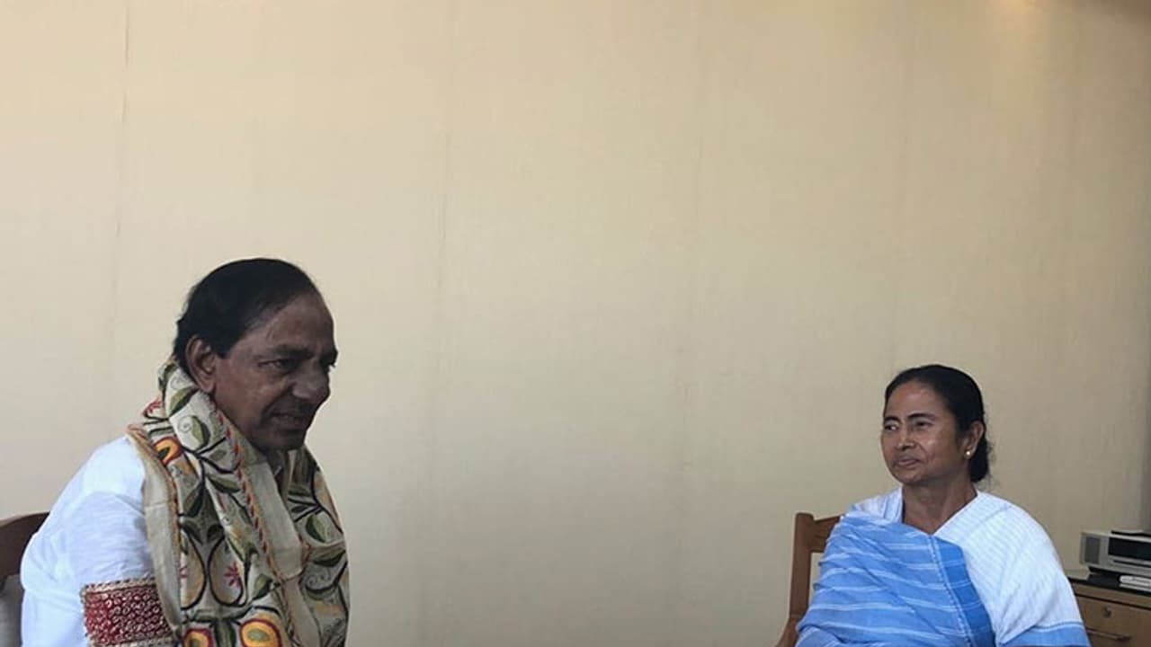 కేసీఆర్ కు మమతా బెనర్జీ షాక్: ఫెడరల్ ఫ్రంట్ హైజాక్