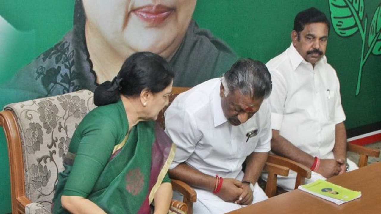 இந்த அடிப்படை கூட ஈ.பி.எஸ் ஓ.பி.எஸுக்கு தெரியாதா..? சசிகலாவின் அடேங்கப்பா மூவ்..! இந்த அடிப்படை கூட ஈ.பி.எஸ் ஓ.பி.எஸுக்கு தெரியாதா..? சசிகலாவின் அடேங்கப்பா மூவ்..!