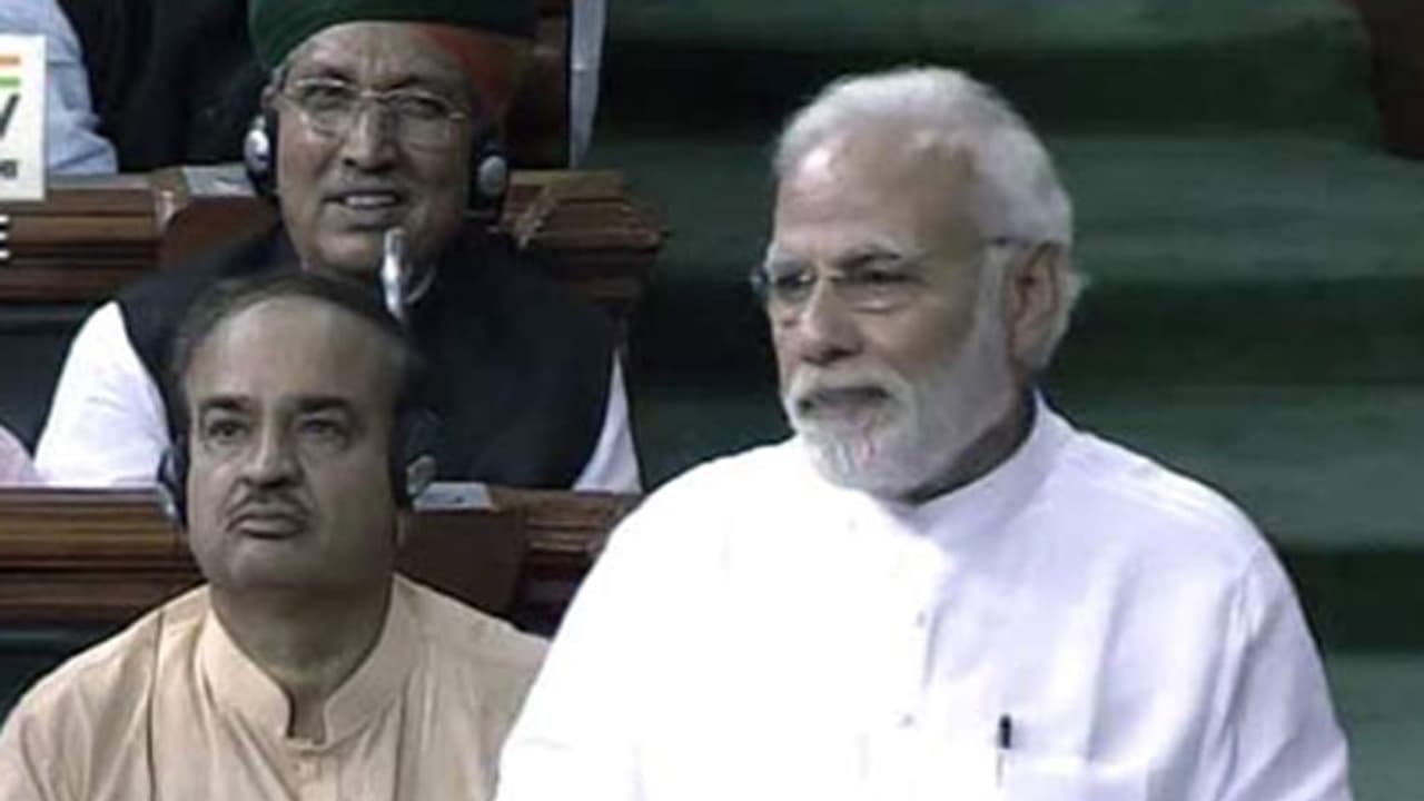 പ്രസംഗത്തില് രാഹുലിന്റെ ആലിംഗനത്തെ പരിഹസിച്ച് മോദി പ്രസംഗത്തില് രാഹുലിന്റെ ആലിംഗനത്തെ പരിഹസിച്ച് മോദി