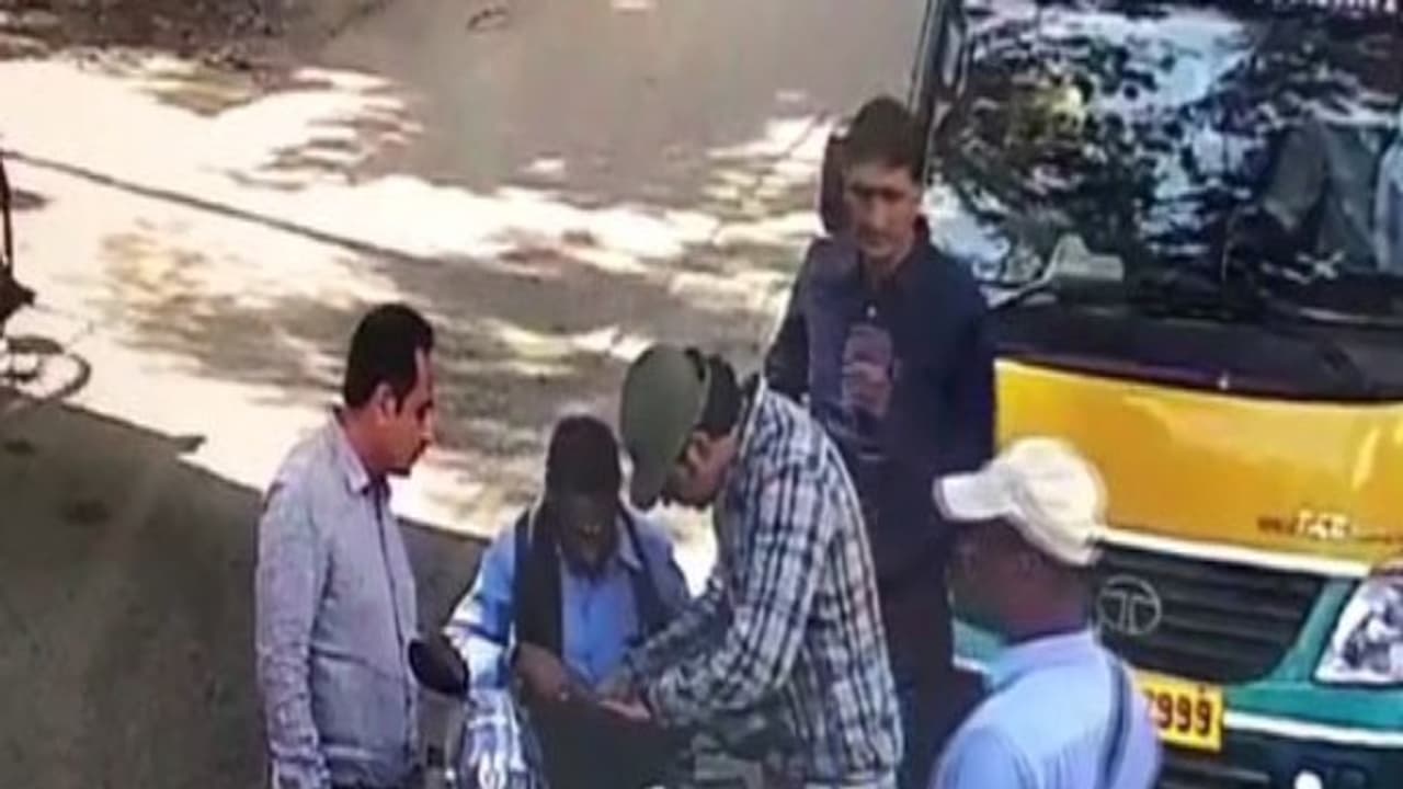 நகைக்கடை ஊழியரிடம் நூதன முறையில் நகை கொள்ளை! தேர்தல் பறக்கும் படையினர் என்று கூறி கொள்ளையர்கள் அட்டகாசம்! நகைக்கடை ஊழியரிடம் நூதன முறையில் நகை கொள்ளை! தேர்தல் பறக்கும் படையினர் என்று கூறி கொள்ளையர்கள் அட்டகாசம்!