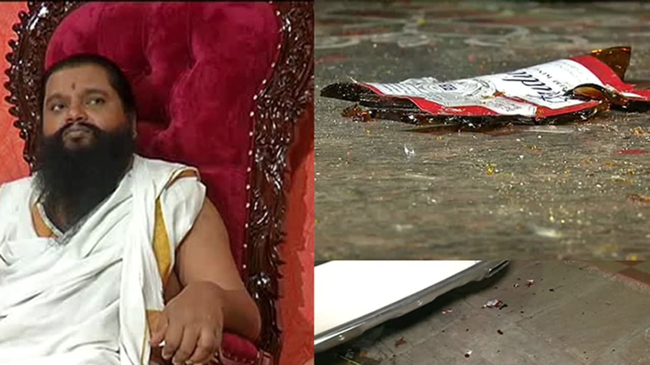 ಆನಂದ ಗುರೂಜಿ ಮನೆ ಮೇಲೆ ಬಿಯರ್ ಬಾಟಲ್ ಮಾಂಸದ ತುಂಡುಗಳನ್ನ ಎಸೆದ ದುಷ್ಕರ್ಮಿಗಳು ಆನಂದ ಗುರೂಜಿ ಮನೆ ಮೇಲೆ ಬಿಯರ್ ಬಾಟಲ್ ಮಾಂಸದ ತುಂಡುಗಳನ್ನ ಎಸೆದ ದುಷ್ಕರ್ಮಿಗಳು